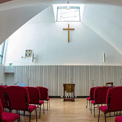 Crossway基督教中心用球盟会将人们聚集在一起