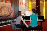 潍坊举行球盟会钢琴展示会 